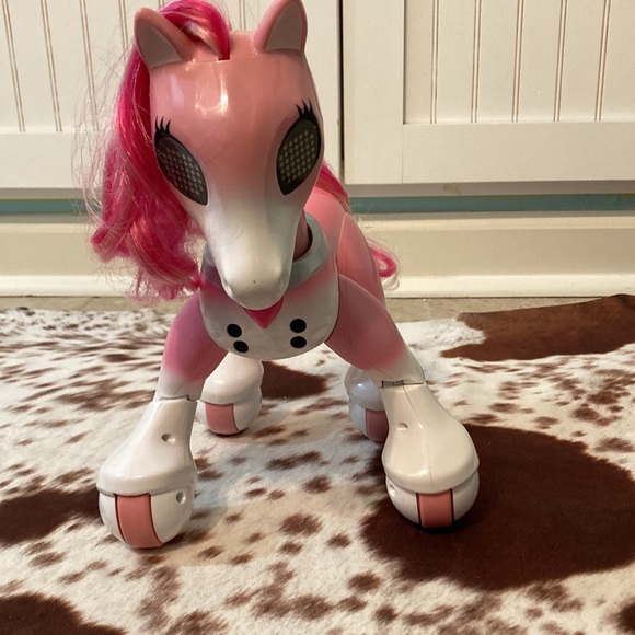 Great condition zoomer show pony toy! No scratches or knots in the hair. - Picture 3 of 4
